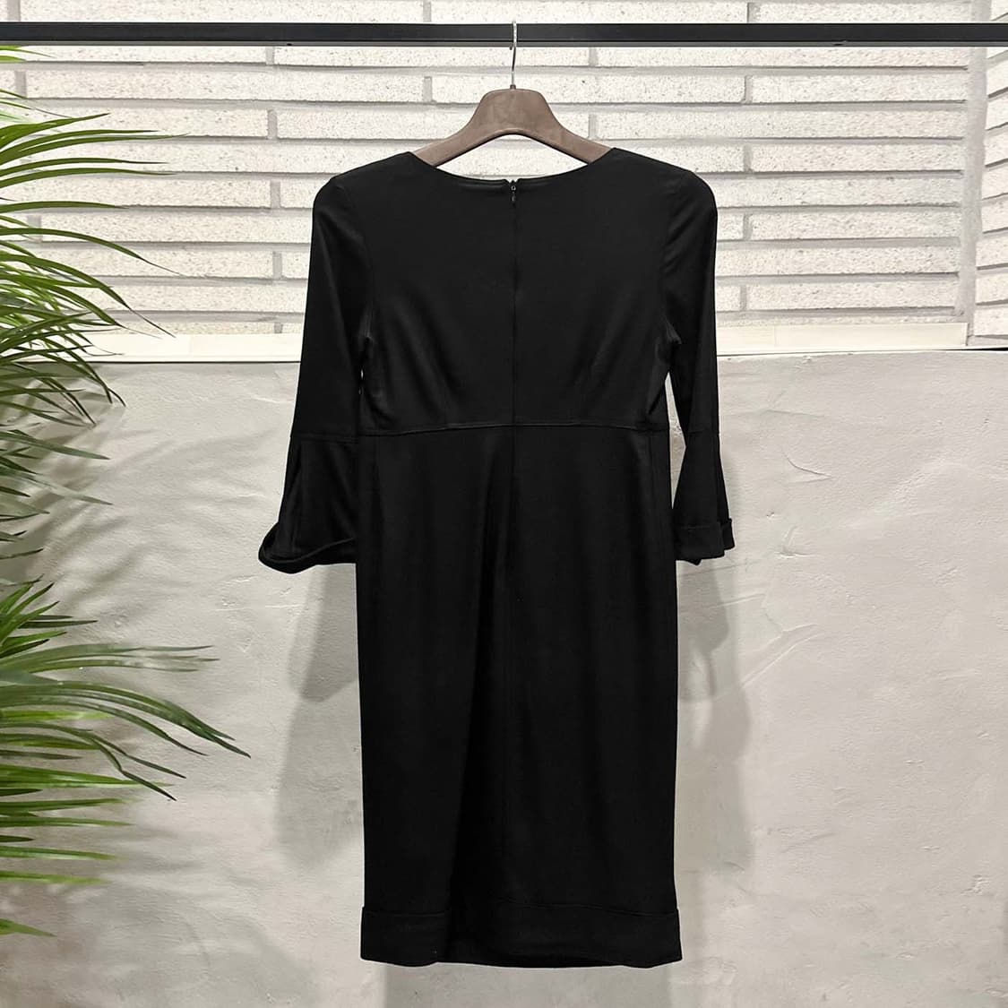 버버리 미디 원피스 라운드넥 7부 플레어 소매 플리츠 디테일 블랙 상품이미지3