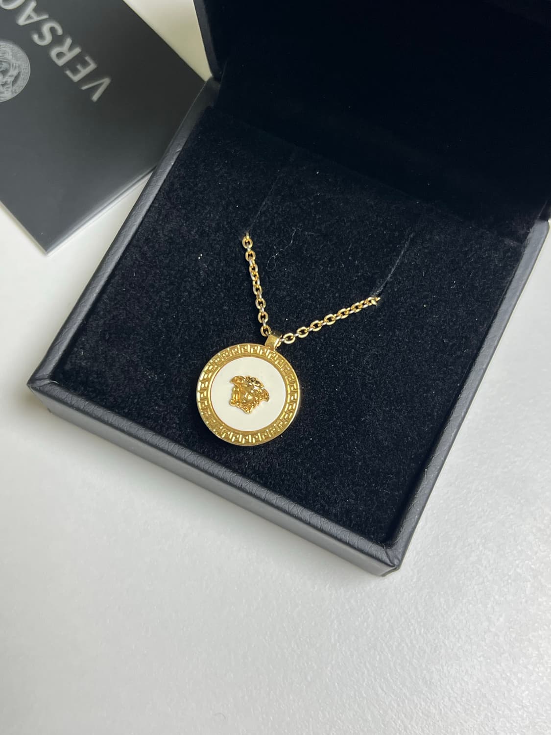 [정품] 베르사체 메두사 목걸이 화이트 상품이미지3