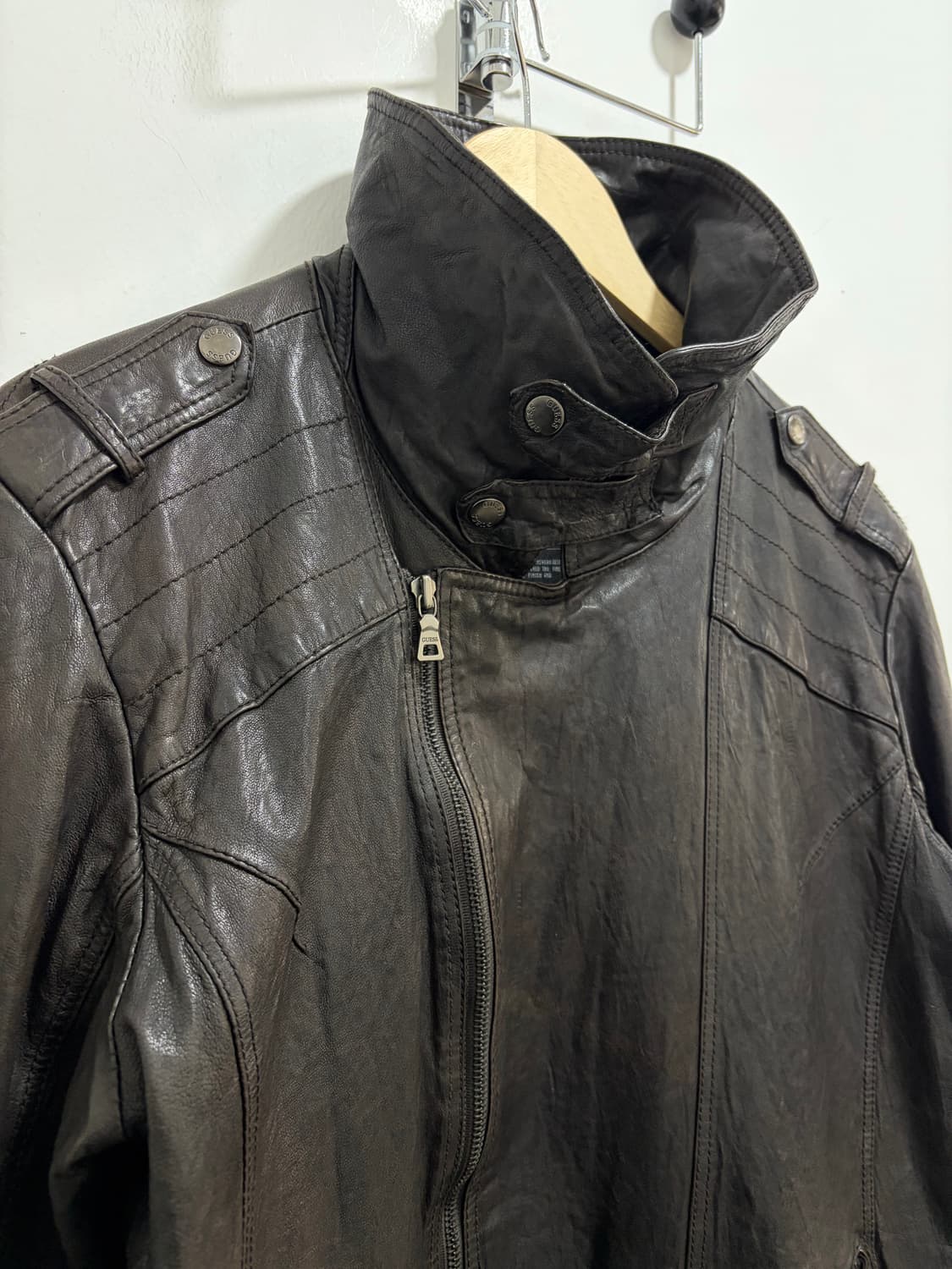 게스 양가죽 레더 하이넥 라이더 자켓 상품이미지3