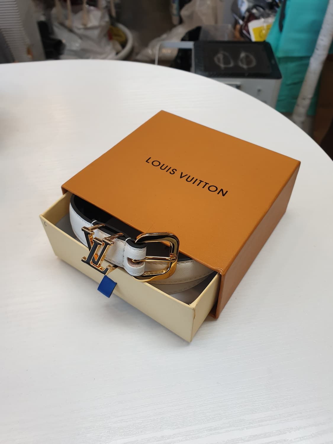 루이비통 여성 블랙 버클 화이트 벨트 새상품✅️ 상품이미지2
