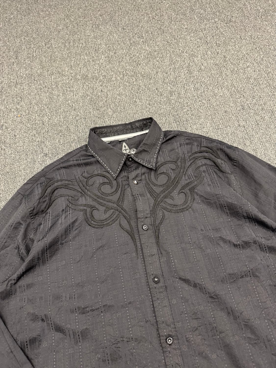 2XL)Roar 빈티지 패턴 자수 블랙 긴팔셔츠 상품이미지3