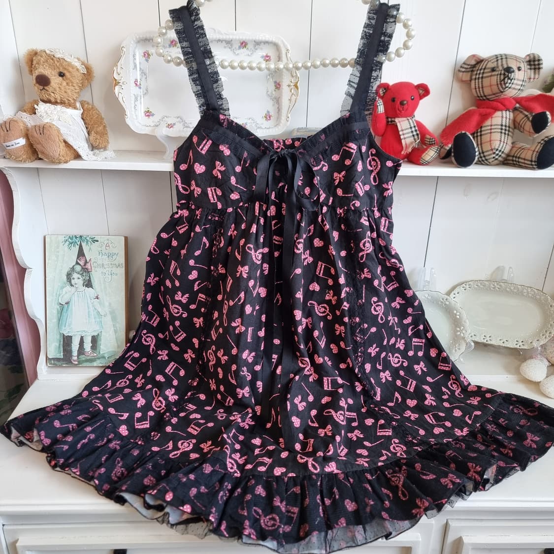 피스나우(PEACE NOW) 블랙 핑크 음표 스트랩 원피스 상품이미지1