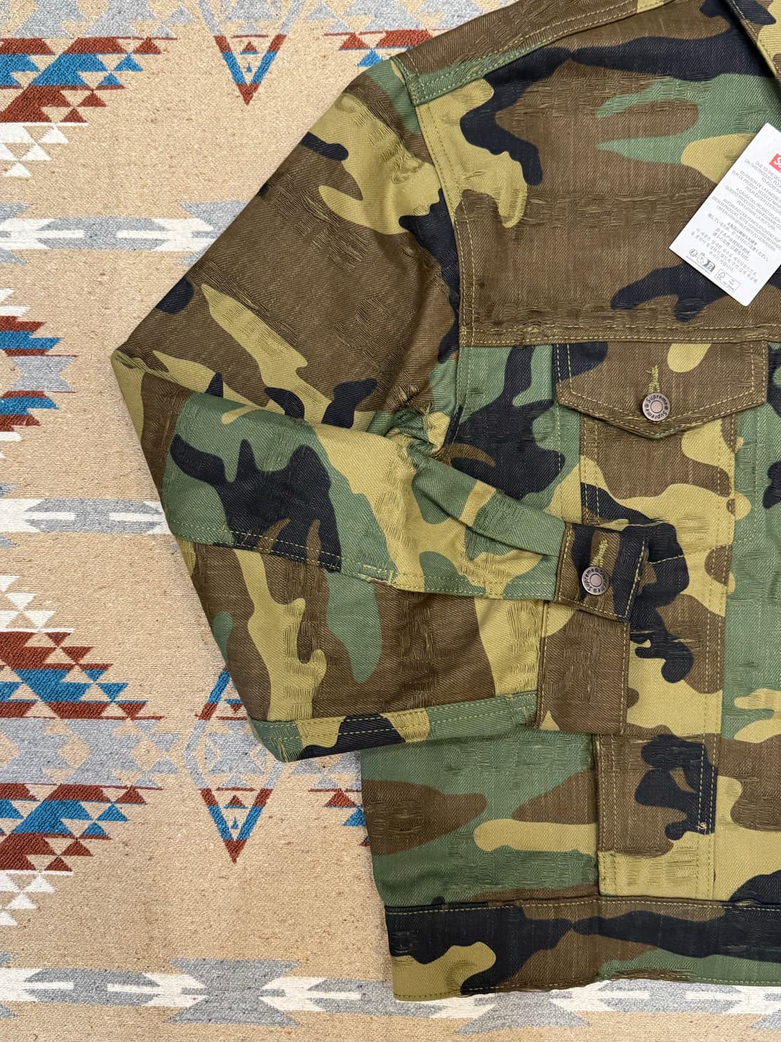 [M] 슈프림 자카드 로고 데님 트러커 자켓 우드랜드 카모 - 25FW 상품이미지3
