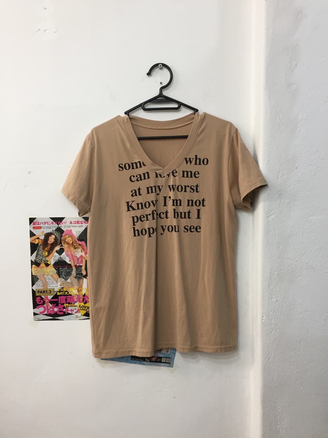 빈티지 스킨톤 레터링 v넥 티셔츠 상품이미지1
