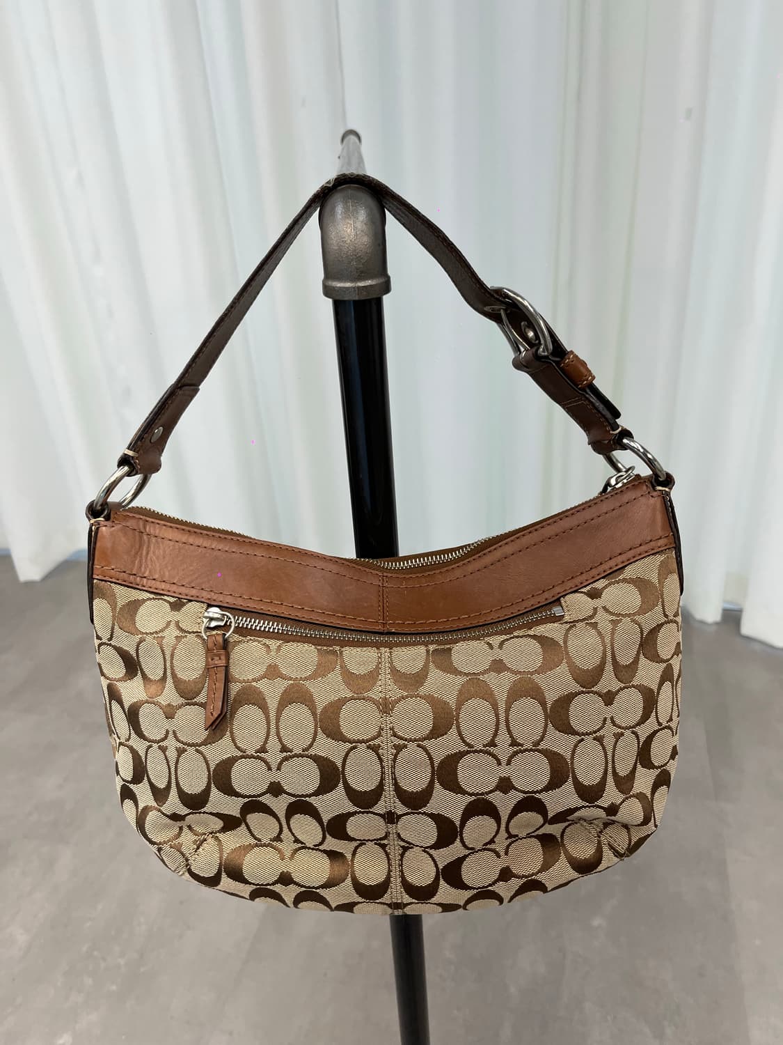 Coach Beige Half Moon Bag 상품이미지2