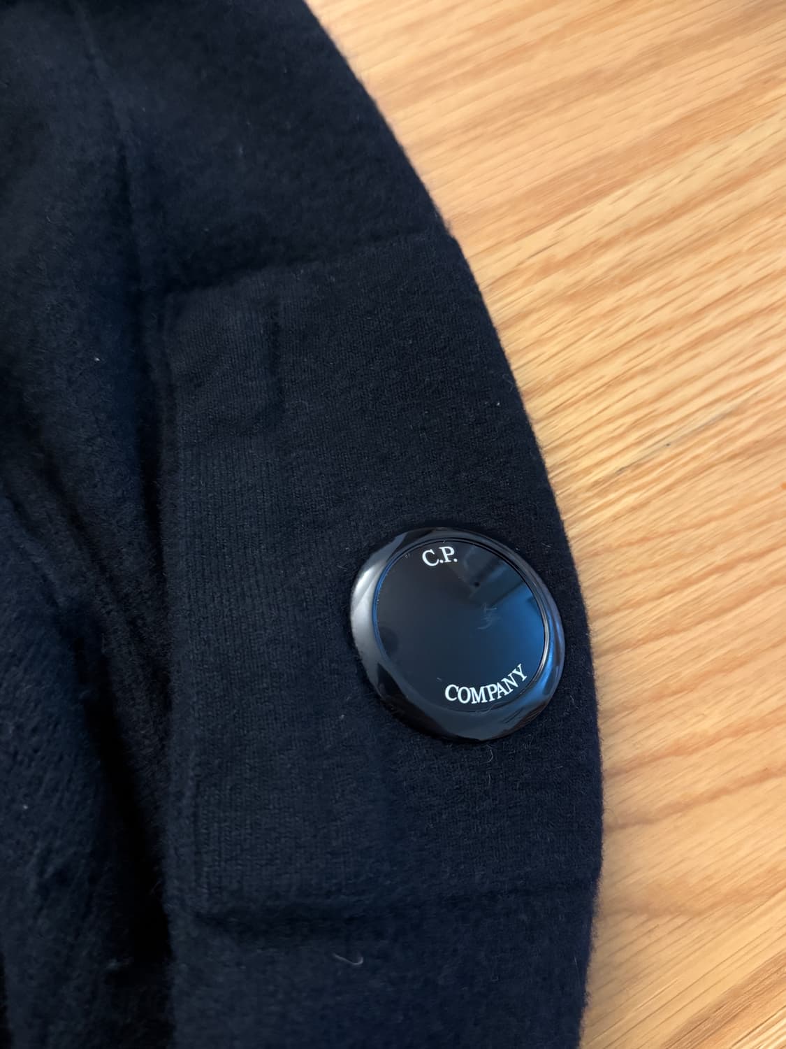 CP컴퍼니 렌즈 와펜 울 니트 블랙, 램스울 크루넥 니트 상품이미지2