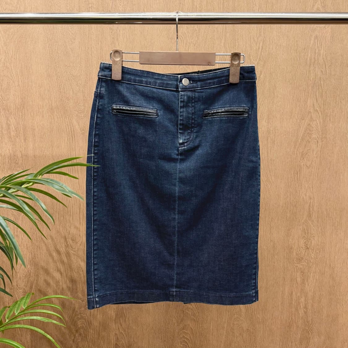 클럽모나코 데님 미디 스커트 백 슬릿 레더 배색 포켓 디테일 H라인 진청 상품이미지1