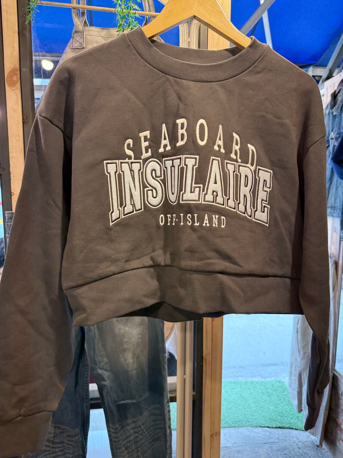 미쏘 차콜 레터링 크롭 맨투맨 상품이미지1