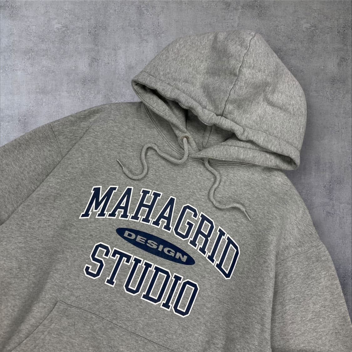 마하그리드 그레이 컬러 스펠아웃 빅로고 후드티 상품이미지2