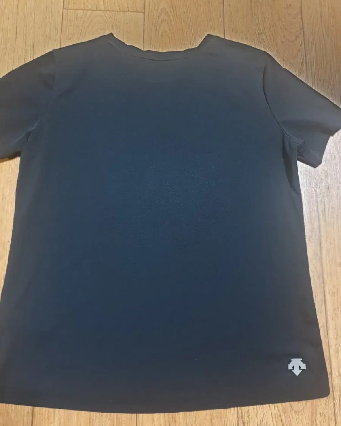 데상트 반팔티 95 사이즈입니다 상품이미지5