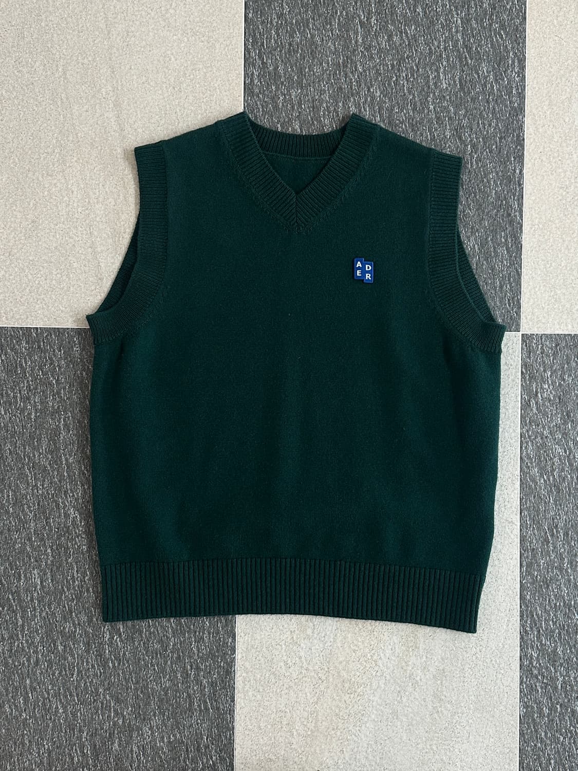 아더에러 시그니피건트 TRS 태그 니트 베스트  상품이미지1