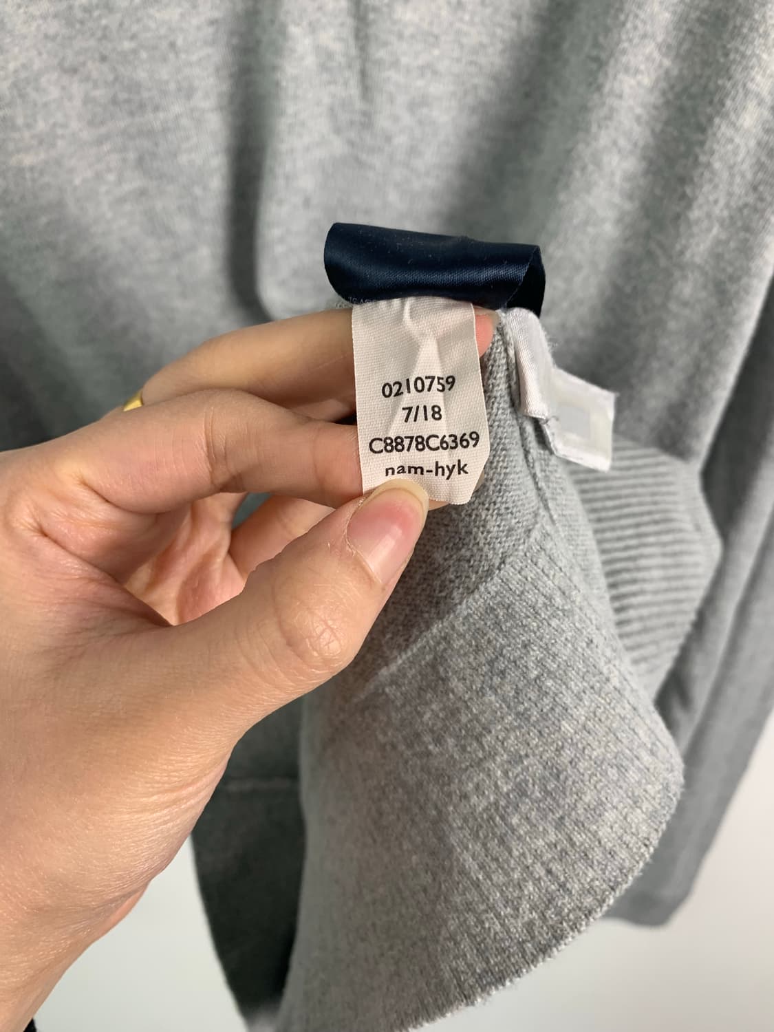 타미힐피거 자수로고 그레이 브이넥 니트 상품이미지4