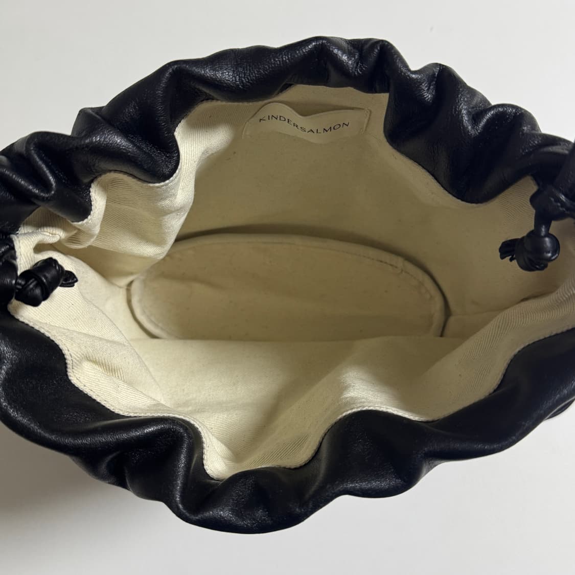 킨더살몬 String Leather Bag M 블랙 상품이미지9