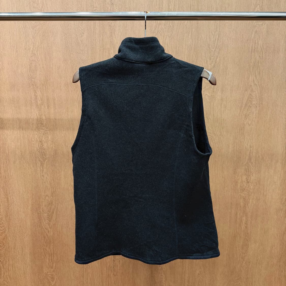 파타고니아 하이넥 플리스 베스트 집업 로고 자수 디테일 레귤러핏 블랙 상품이미지3