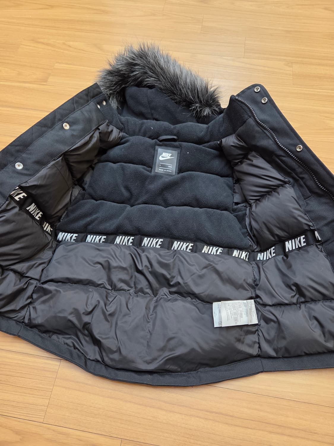 블랙 색상의 나이키 키즈 패딩 점퍼입니다. 사이즈는 110이고, 모자에  상품이미지3