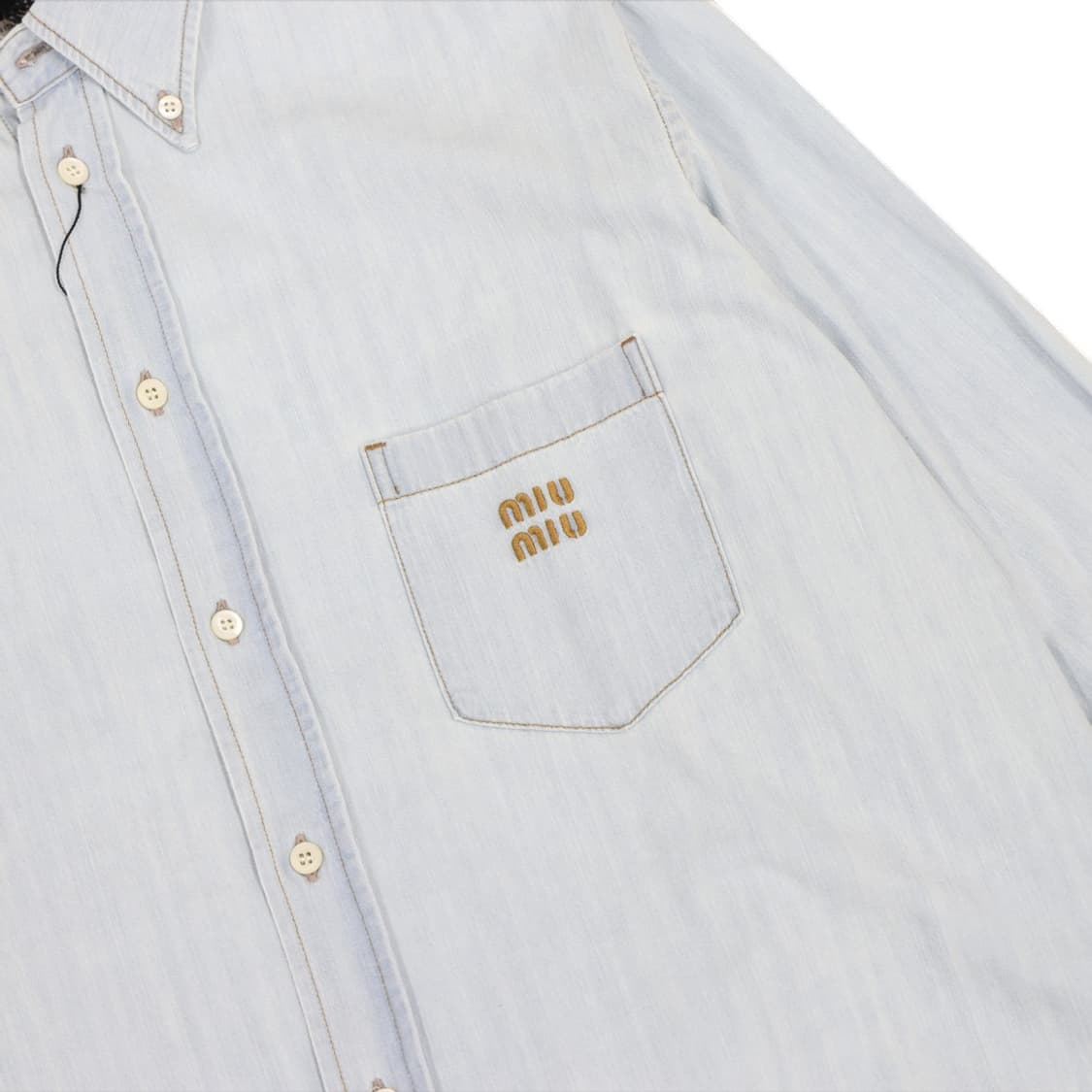 미우미우 GWC109 샴브레이 자수 로고 데님 셔츠 라이트 블루 상품이미지4