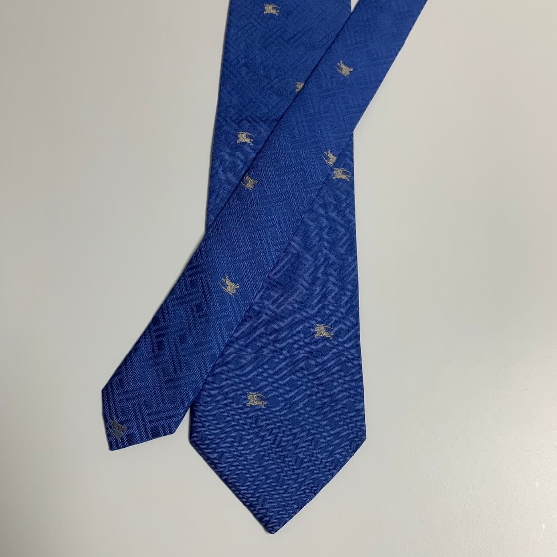 버버리(BURBERRY) 블루컬러 모노그램 신형 명품넥타이 최상급 상품이미지3