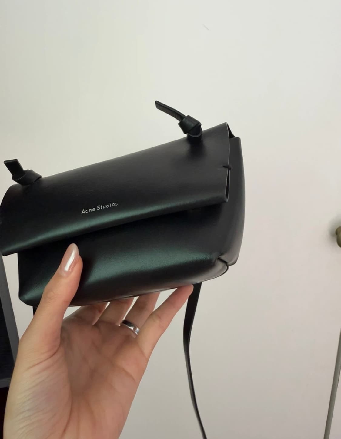 아크네 스튜디오 미니 크로스백 블랙 상품이미지4