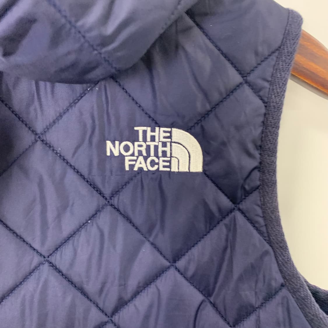 노스페이스 자수로고 후드 퀼팅 조끼패딩 상품이미지6