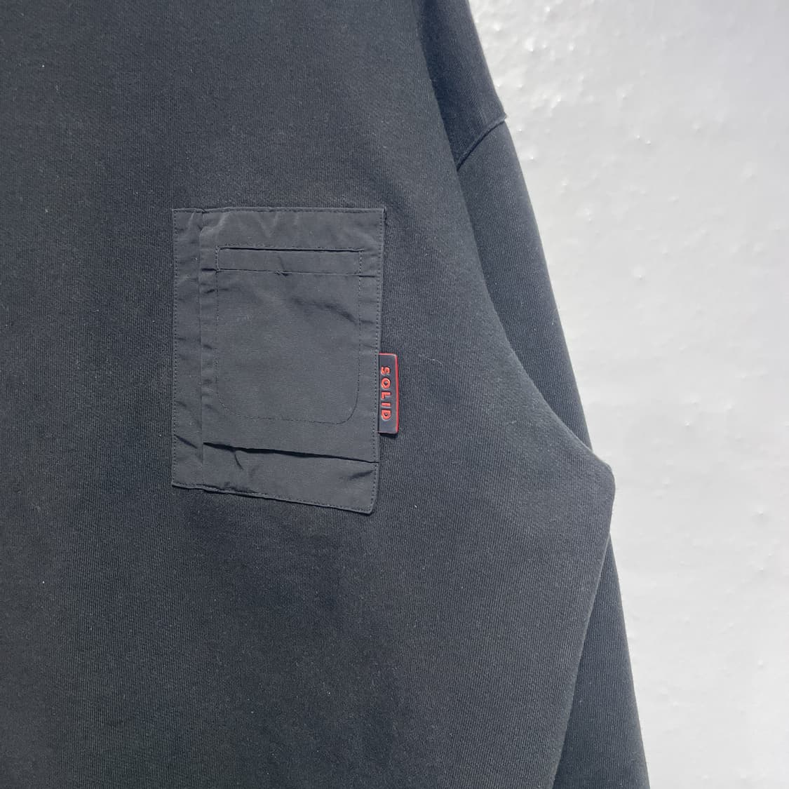 솔리드옴므 21F/W 시즌 포켓 맨투맨 상품이미지2