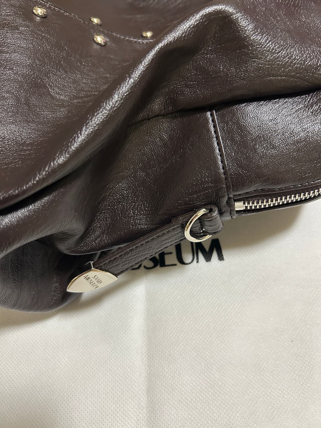 샌드뮤지엄 MAGAZINE BAG 다크브라운 상품이미지5