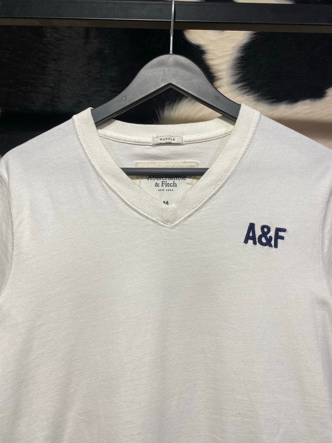 Abercrombie 베이직 로고 자수 브이넥 반팔티셔츠 상품이미지2