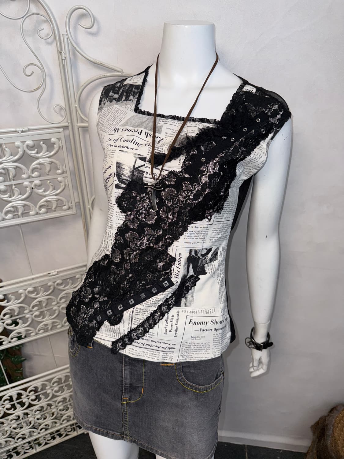 Black&white newspaper lace eyelet 슬리브리스 상품이미지4