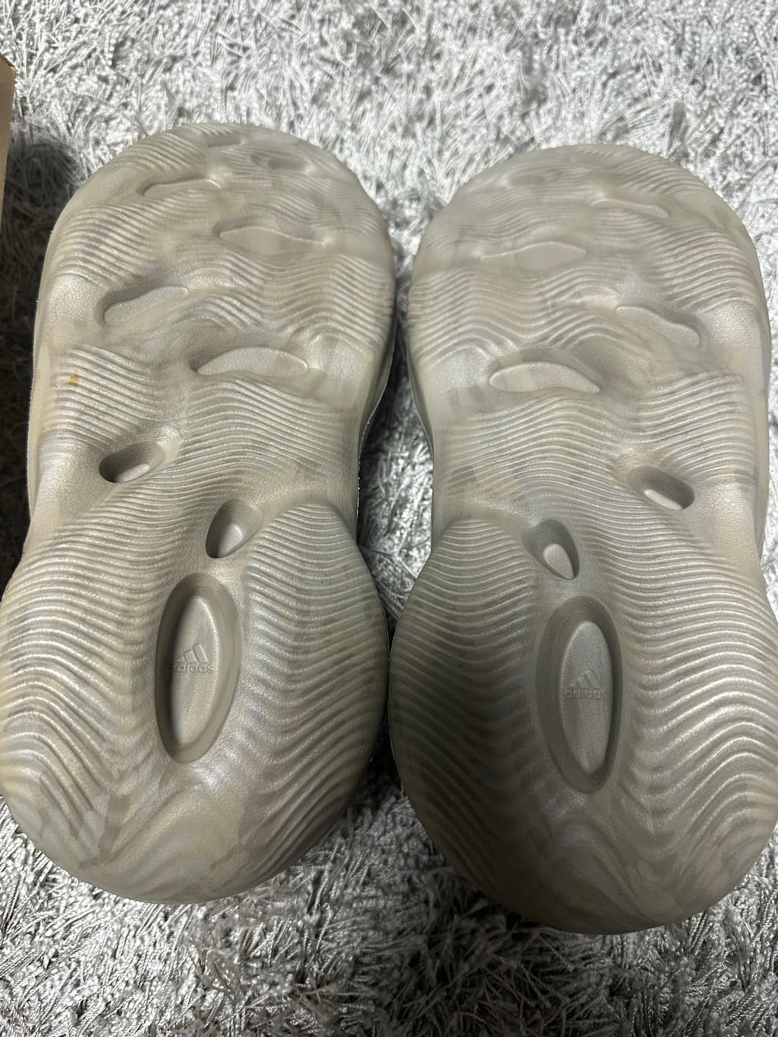 [275] 아디다스 이지 폼러너 스톤세이지 상품이미지2