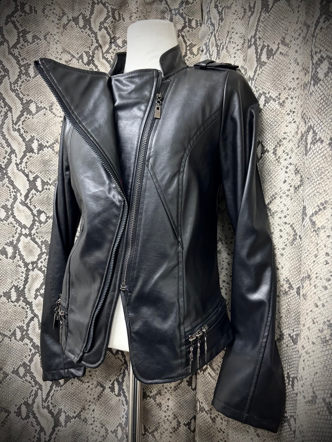 V-Kei Draped Fake Leather 2-Zip Detail J 상품이미지5