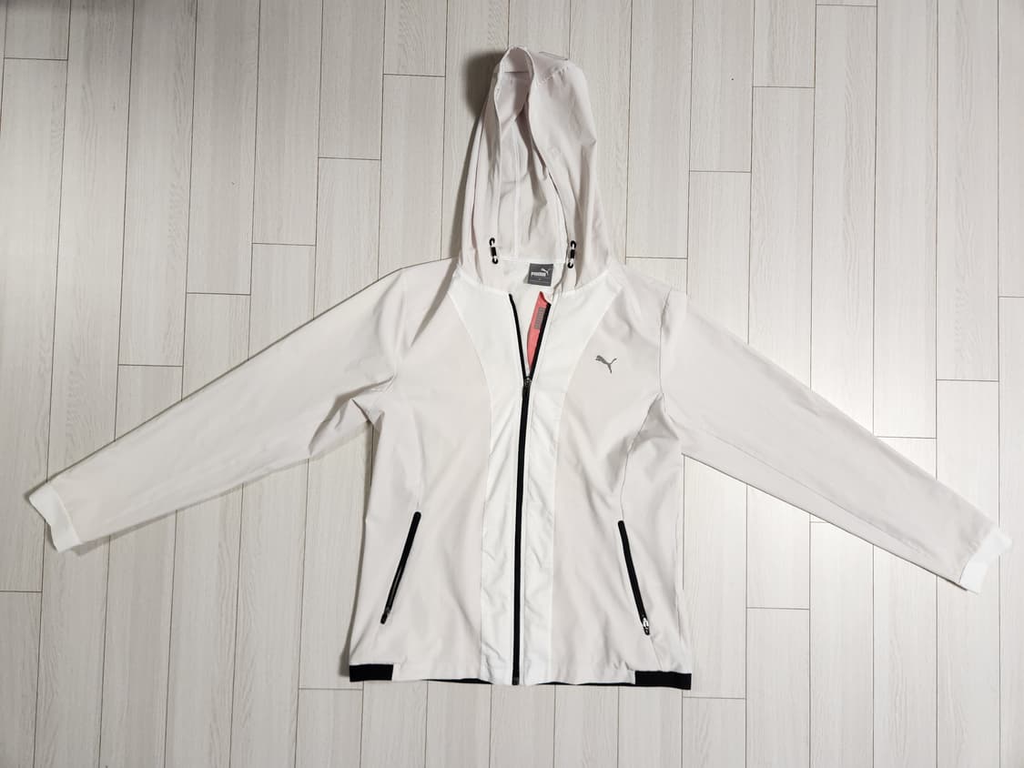 푸마 화이트 후드 집업 바람막이 사이즈xl(새상품급)

오염 하자없이 깨 상품이미지1