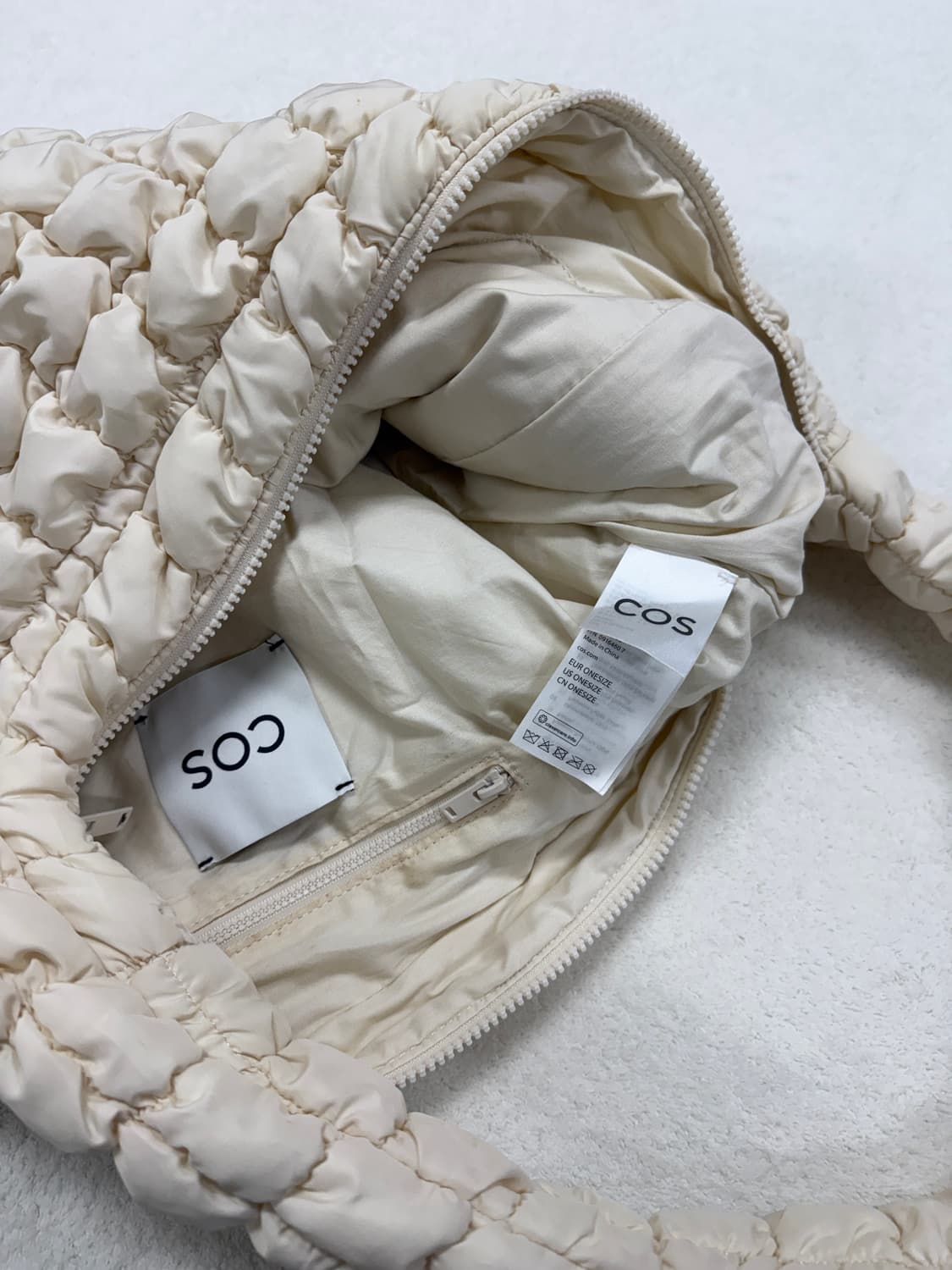 COS 퀼티드 구름백 오버사이즈 상품이미지3