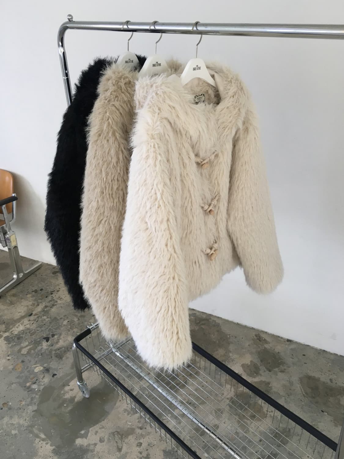 The Breathe 24 F/W 램 토글 무스탕 블랙 상품이미지4