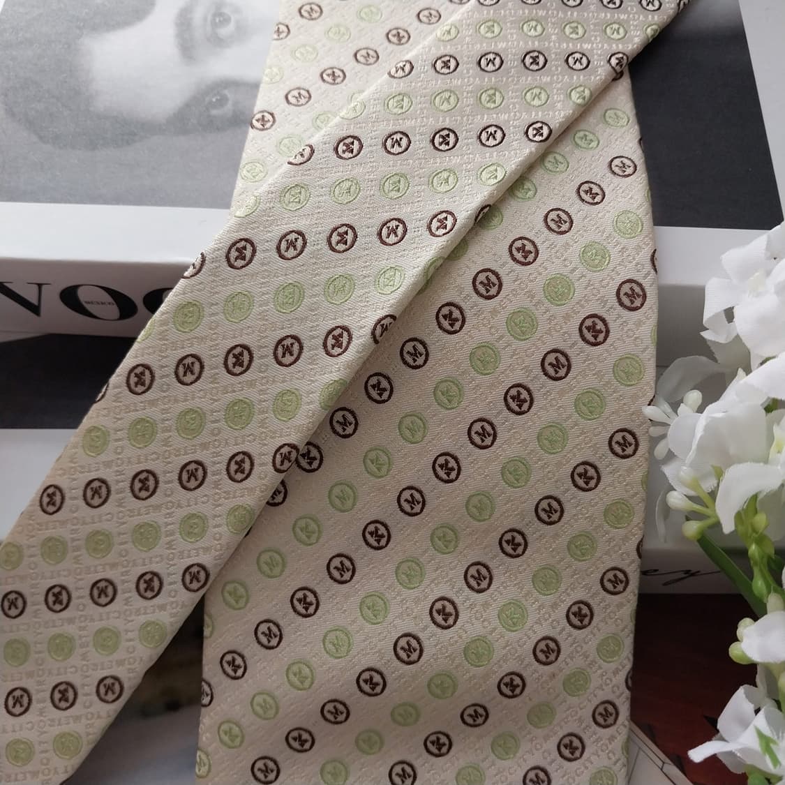 메트로시티 M 자수 패턴 아이보리 넥타이 9.7cm A등급 K1611
 상품이미지3