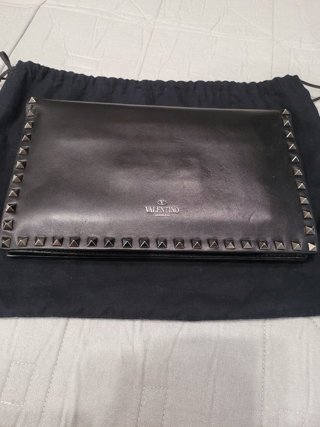 시크함의 대명사, 발렌티노 락스터드 엔벨로프 클러치(L) 내놓아요 상품이미지1