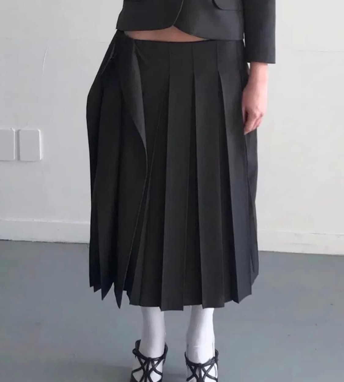 에옹쓰 오프비트 플리츠 스커트 그레이 상품이미지1