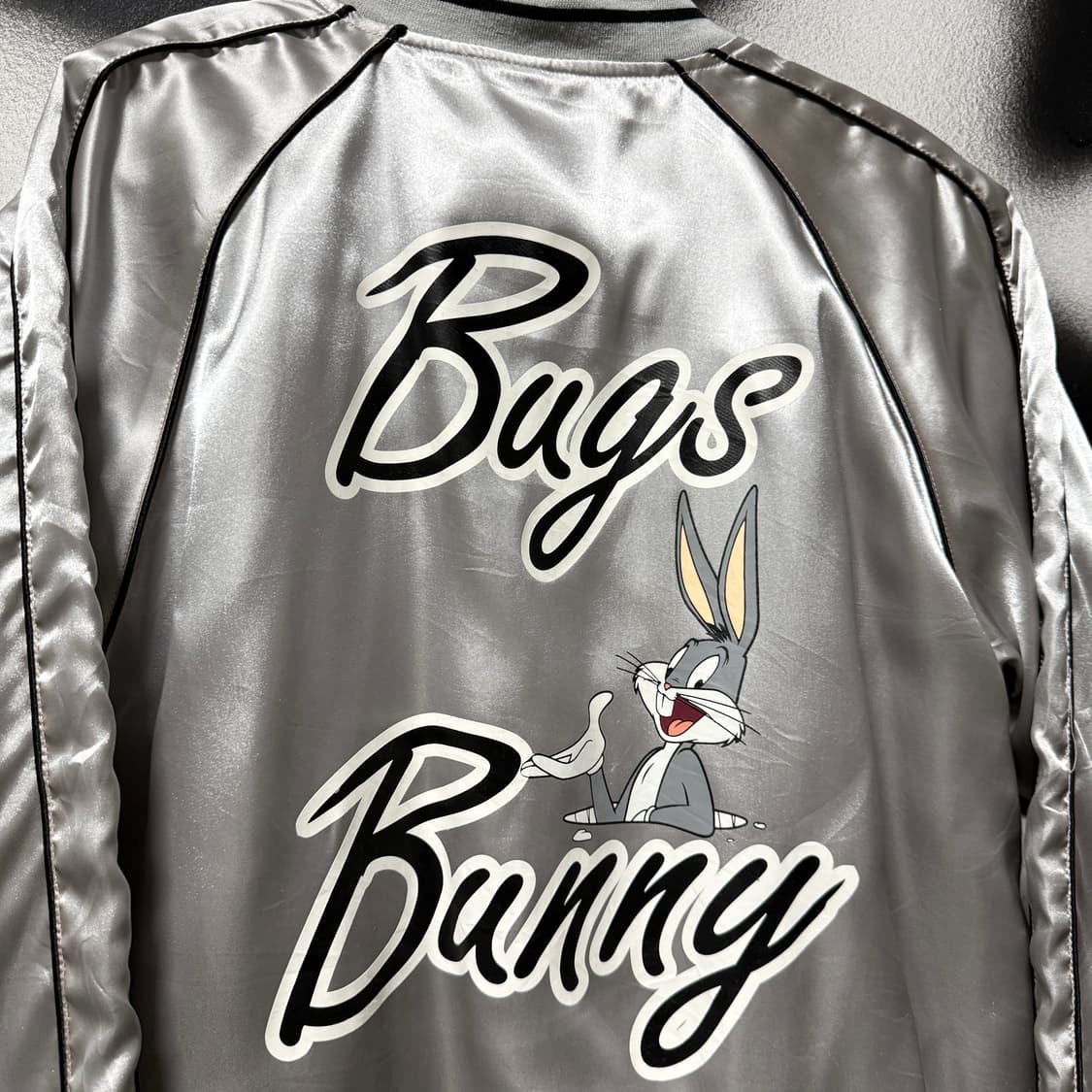 벅스 버니 Bugs Bunny 올드스쿨 빅 프린팅 사틴 실버 바시티 자켓 상품이미지5