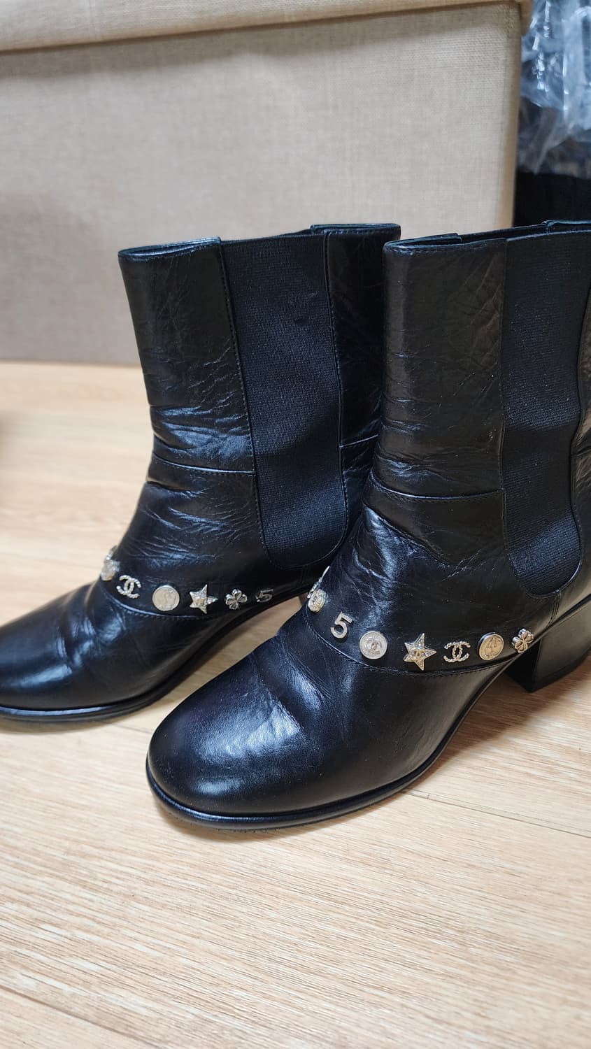 샤넬 CC로고 시그니처 참장식 첼시 앵글 부츠 상품이미지2