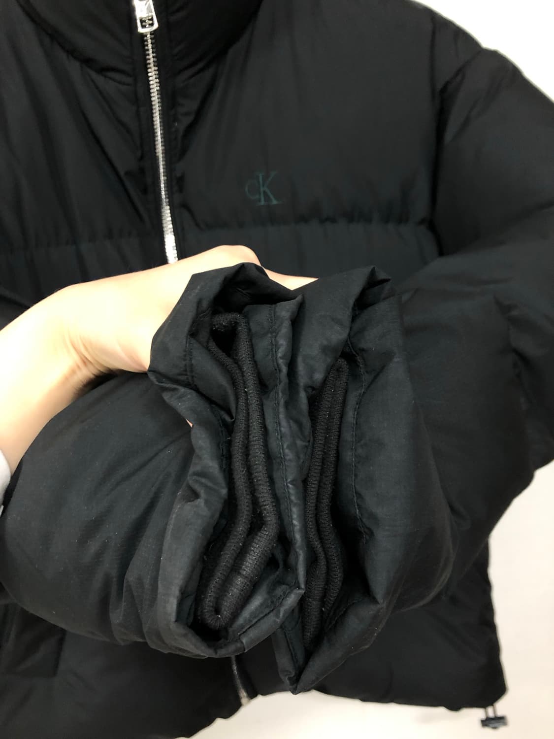 캘빈클라인 오버핏 덕다운 푸퍼 숏패딩 _ 남녀공용 _ 블랙/그린 상품이미지5