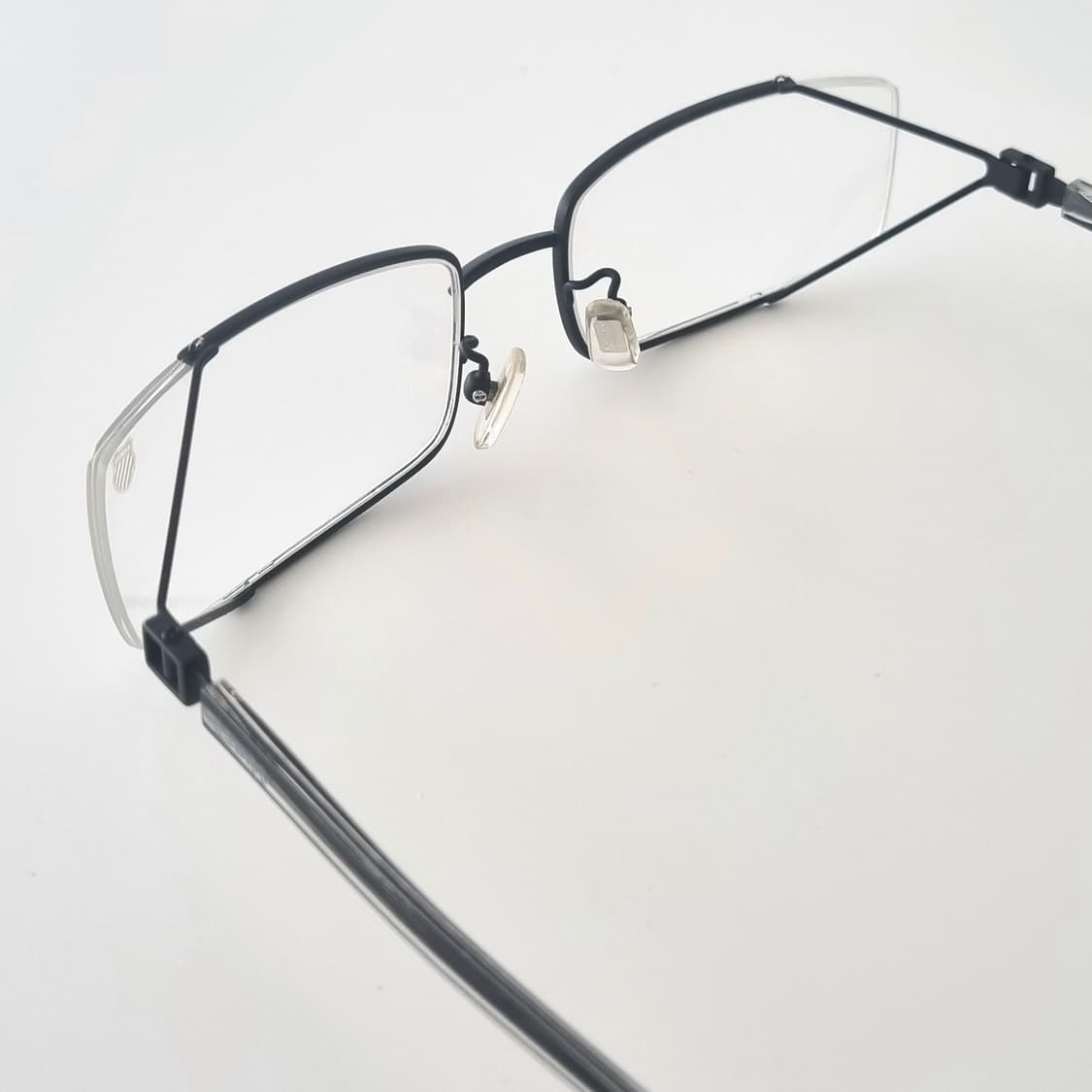 데드스탁  지적인 무드의 매트 블랙 테크니컬 메탈 안경테 1242 상품이미지4