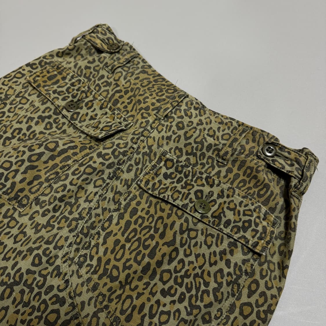 네펜데스(NEPENTHES) 올리브 레오파드 패턴 코튼 컷오프 롱 스커트 상품이미지5