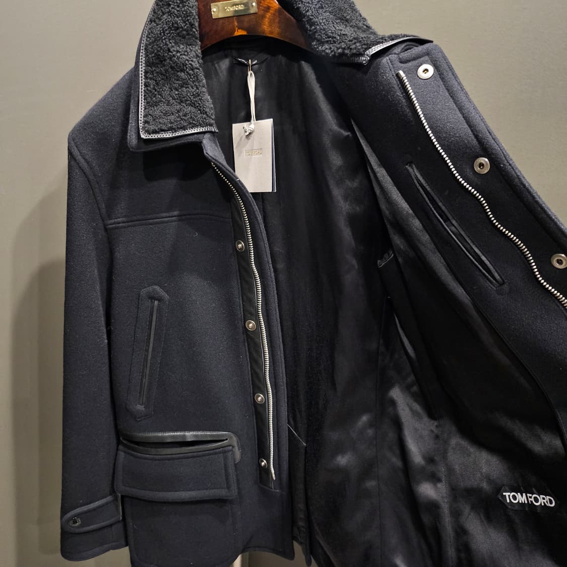 톰포드 쉐어링 레더트리밍 칼라 멜튼 울 드라이빙 신상 코트 상품이미지5