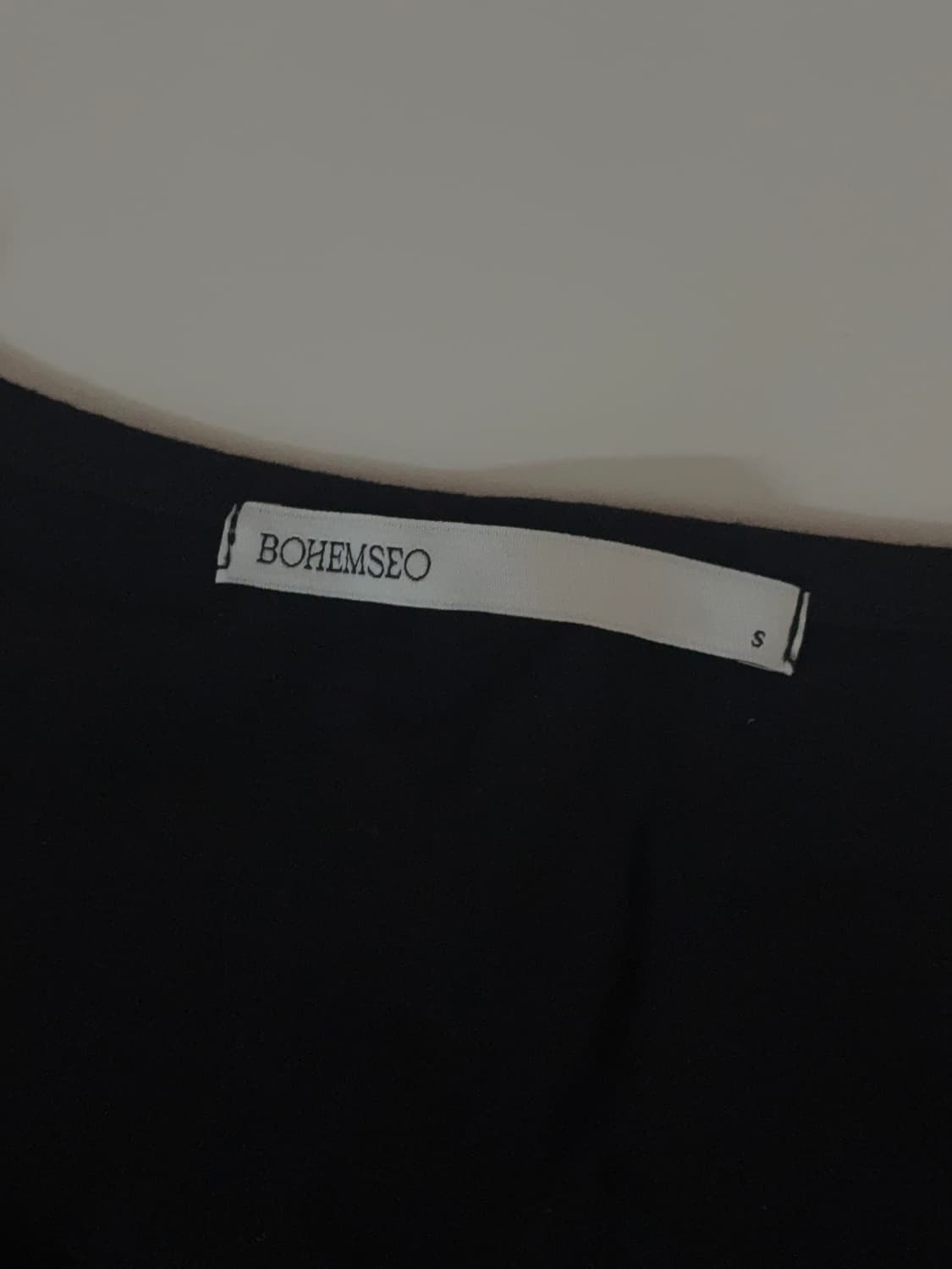 보헤미안 서울 베이직 라운드 버튼 티 블랙 상품이미지4