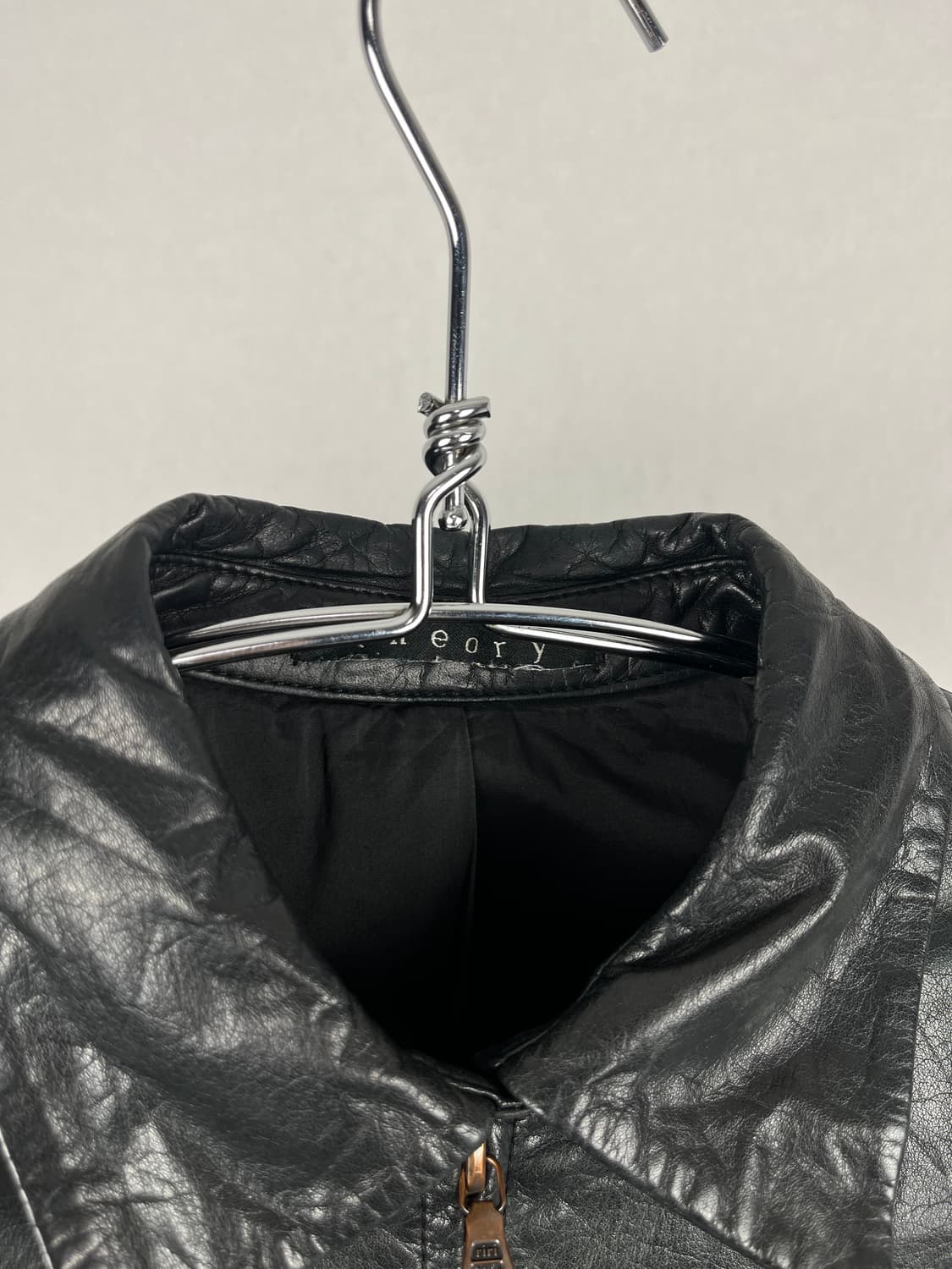 Theory 소가죽 크롭 레더 자켓 상품이미지3