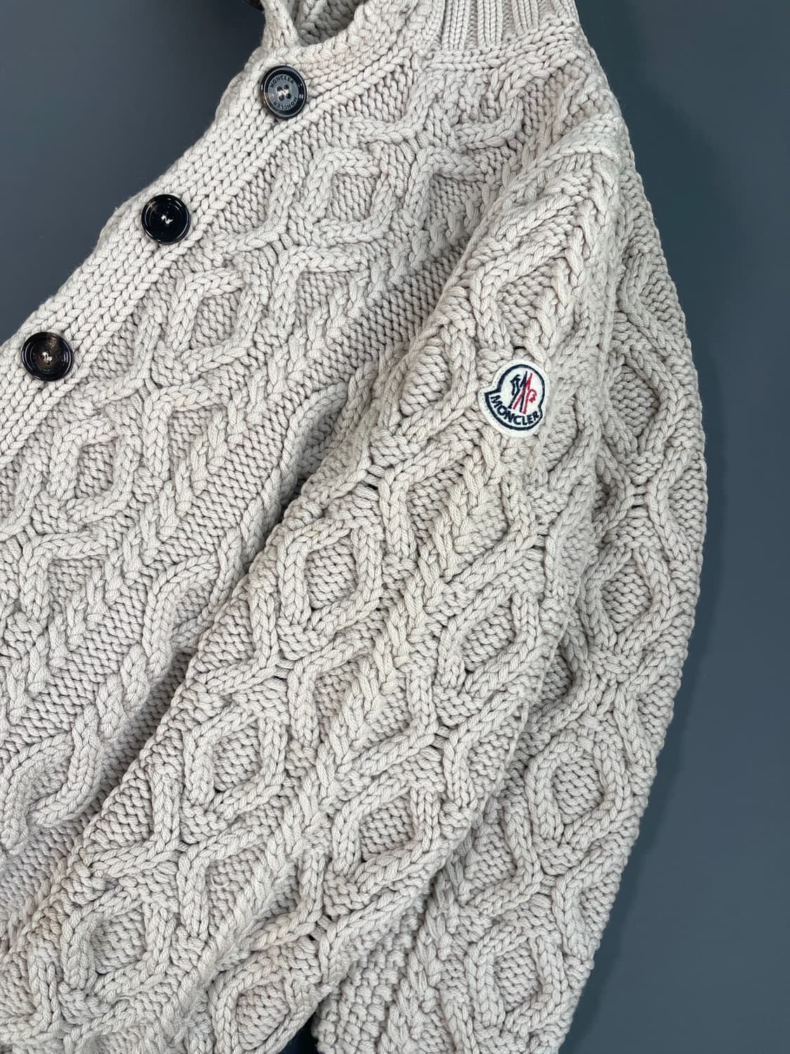 [L] 몽클레어 와펜로고 케티블 꽈배기 니트 가디건 상품이미지4