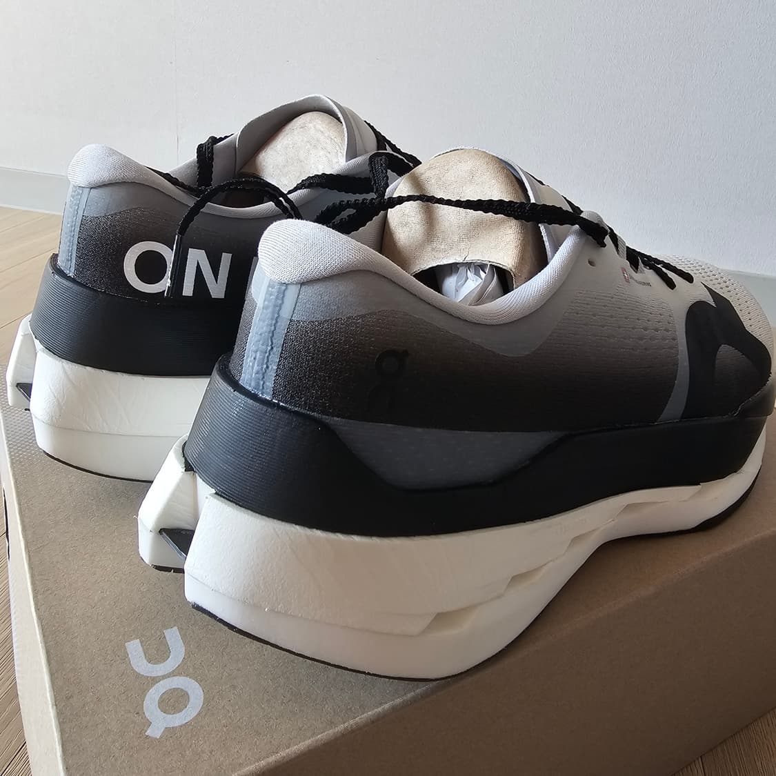 280 새제품) 온 러닝 클라우드붐 맥스 화이트 블랙 런닝화 러닝화 상품이미지5