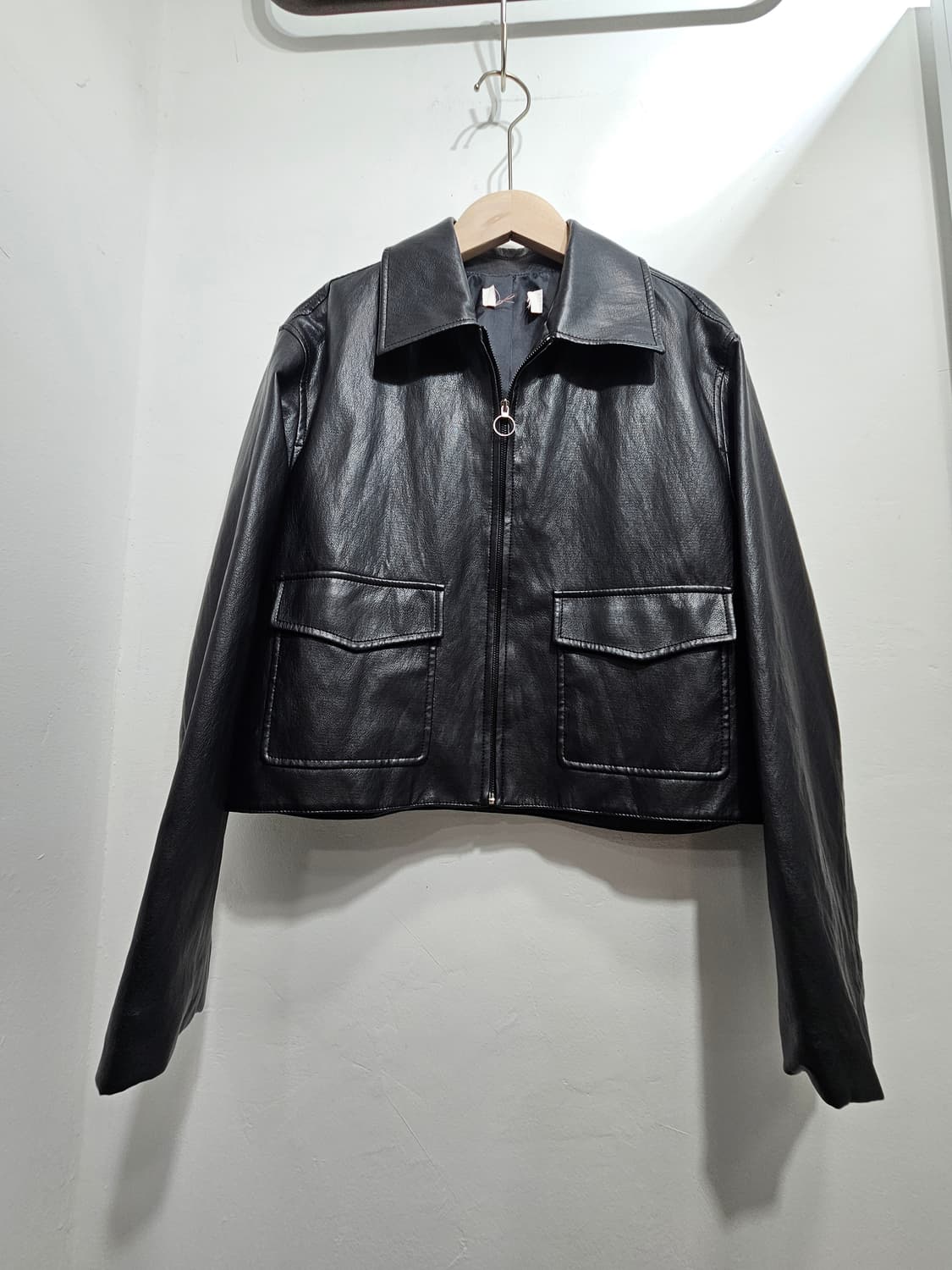 블랙 에코 가죽 세미크롭 자켓  상품이미지5