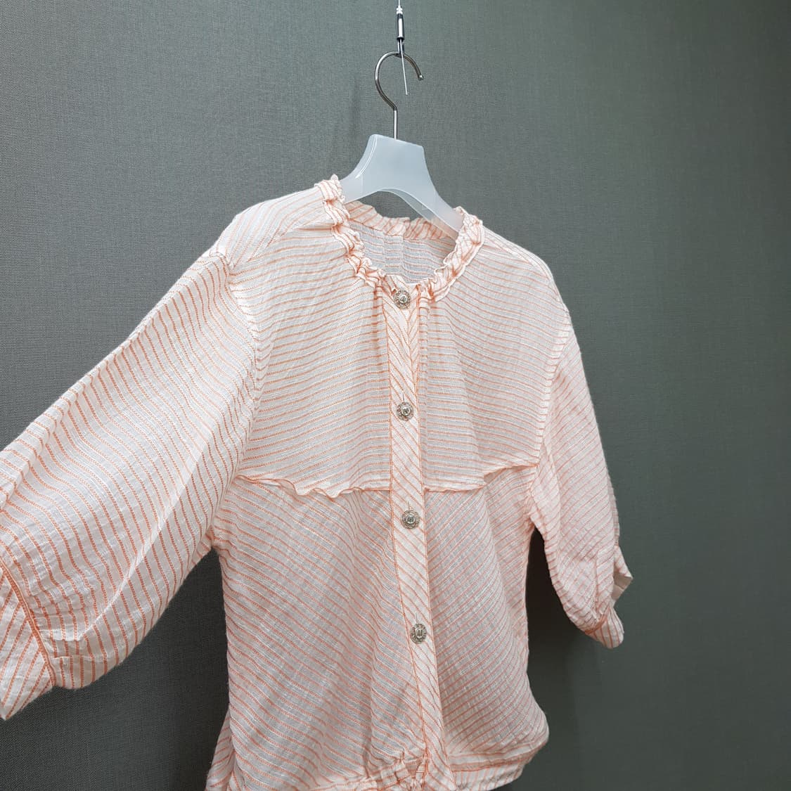 한섬 마인 2022 프릴 넥 스트라이프 블라우스 76-90-155사이즈 상품이미지3