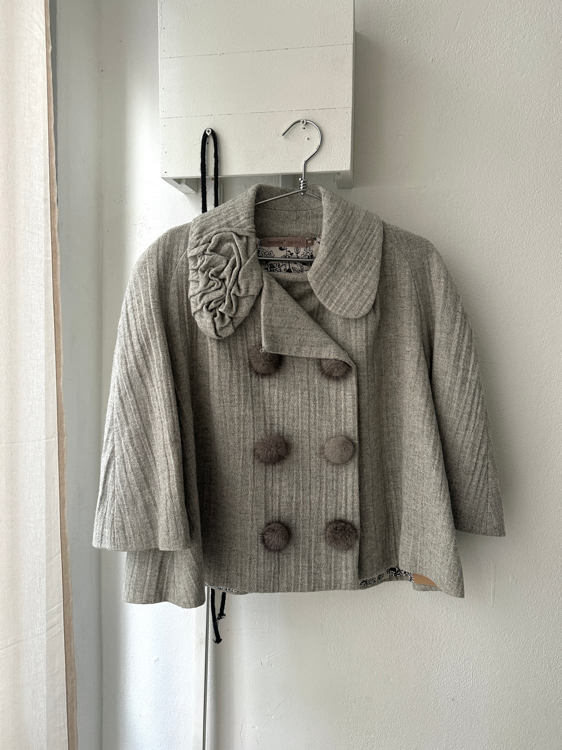 [Senada Theory] 플라워 코사지 & 폼폼 디테일 울 블렌드 코 상품이미지1