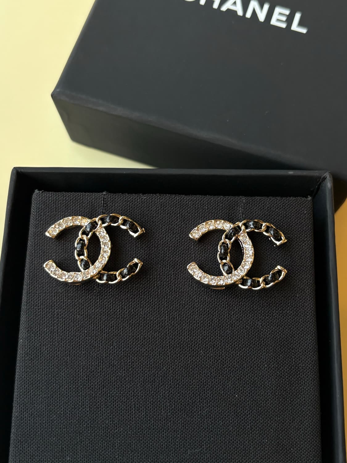 샤넬 정품 cc로고 업사이클링 크리스탈 레더 귀걸이 상품이미지3