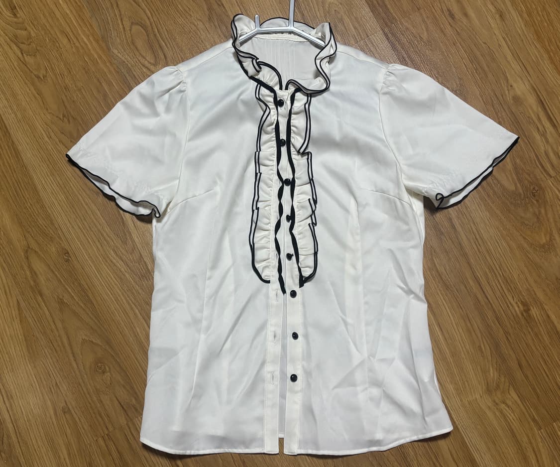 공겜여주 반소매블라우스 상품이미지1